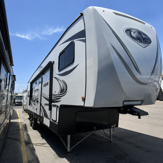 5th Wheel Toy Hauler - Full Service Wash and Wax.